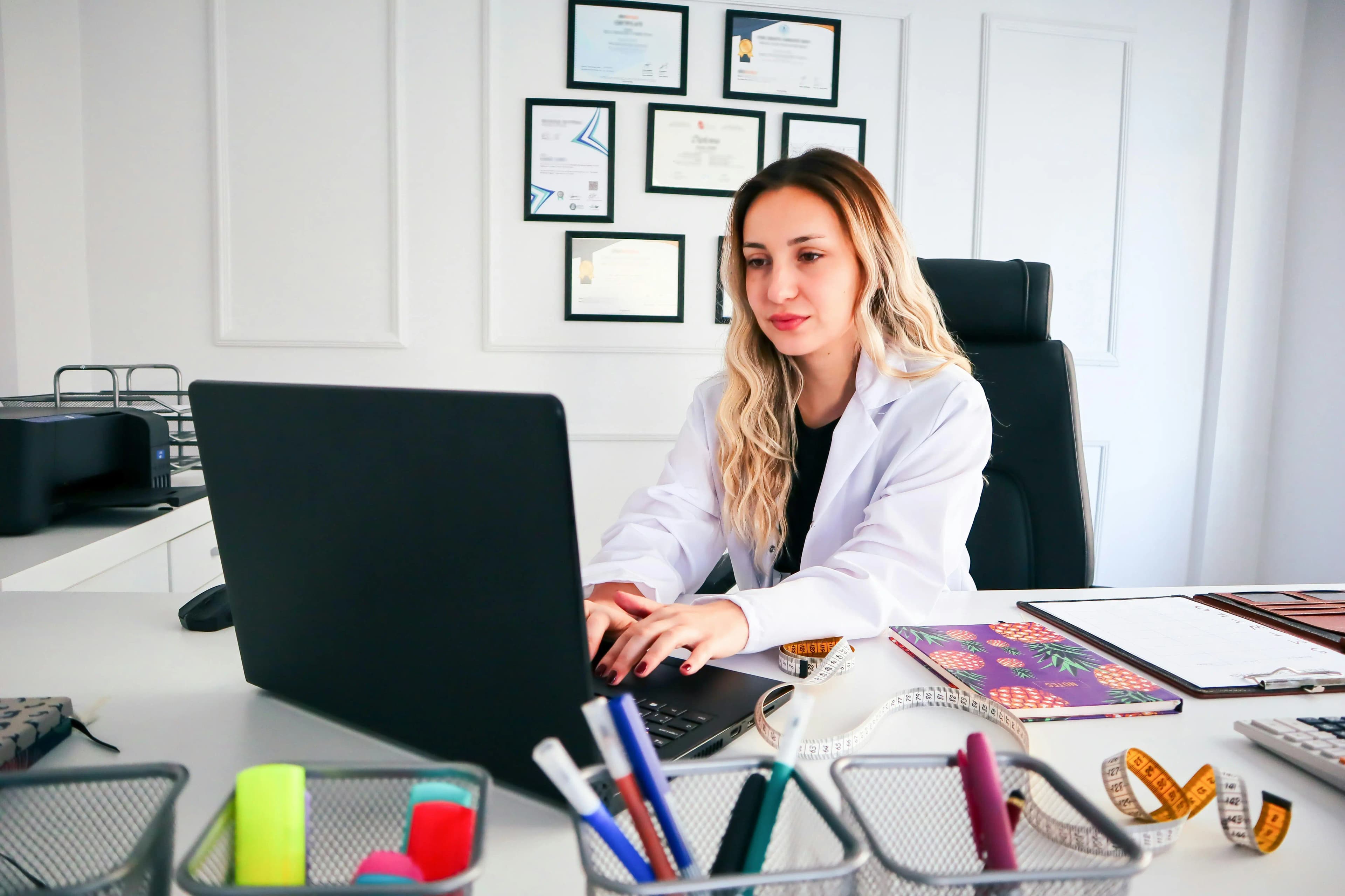 nutricionista atendendo